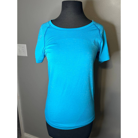 EDDIE Bauer Baby Blue athletic short sleeve top - Size Medium - Picture 1 of 3